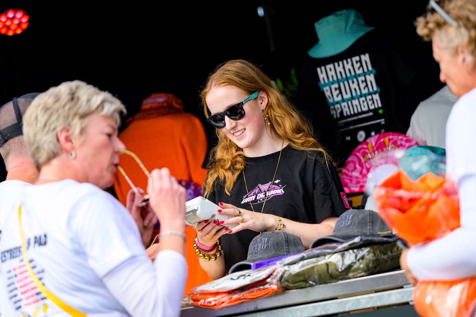 Bezoekers bij de Waailand Outdoor stand