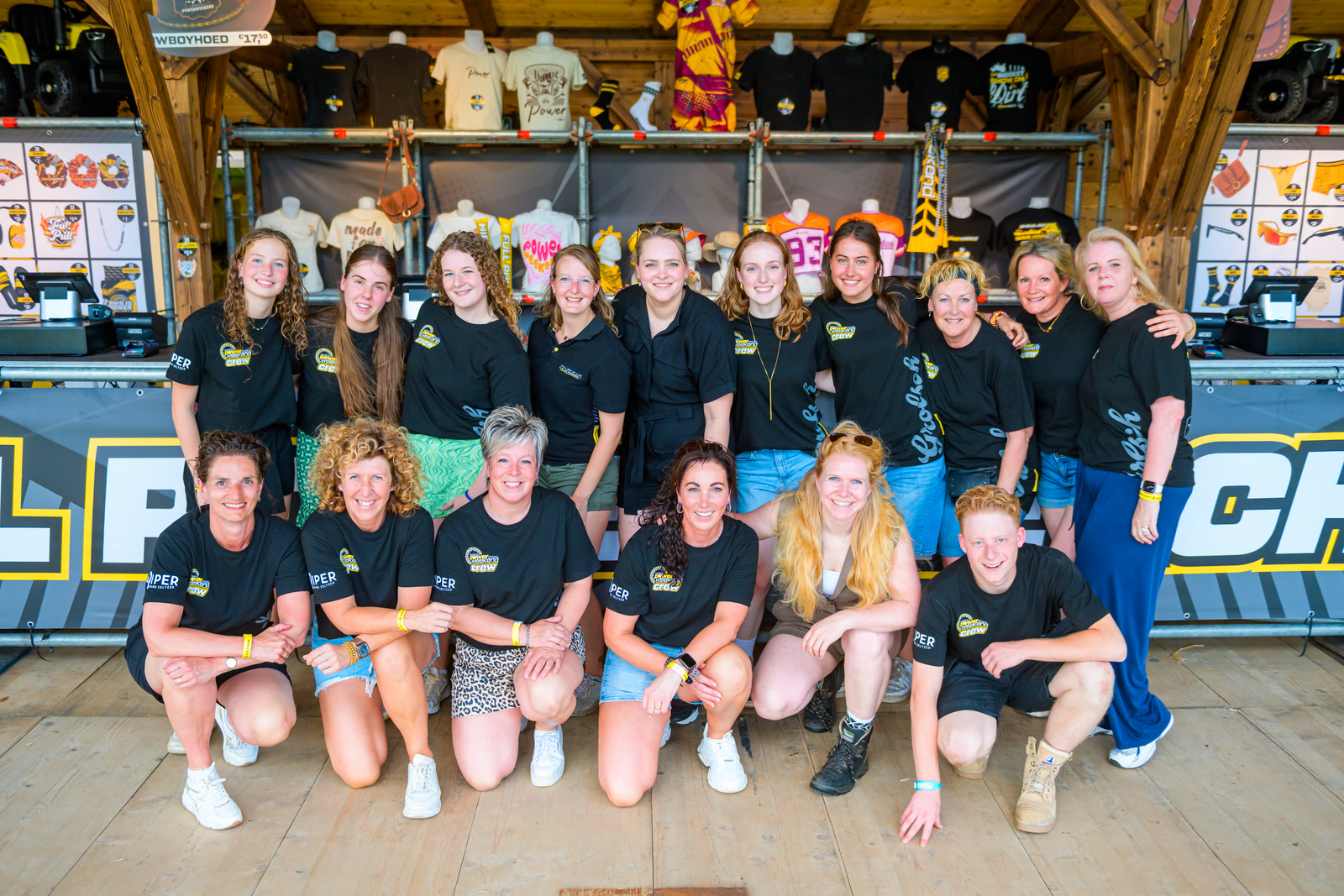 Teamfoto Made's Powerweekend in eigen merch