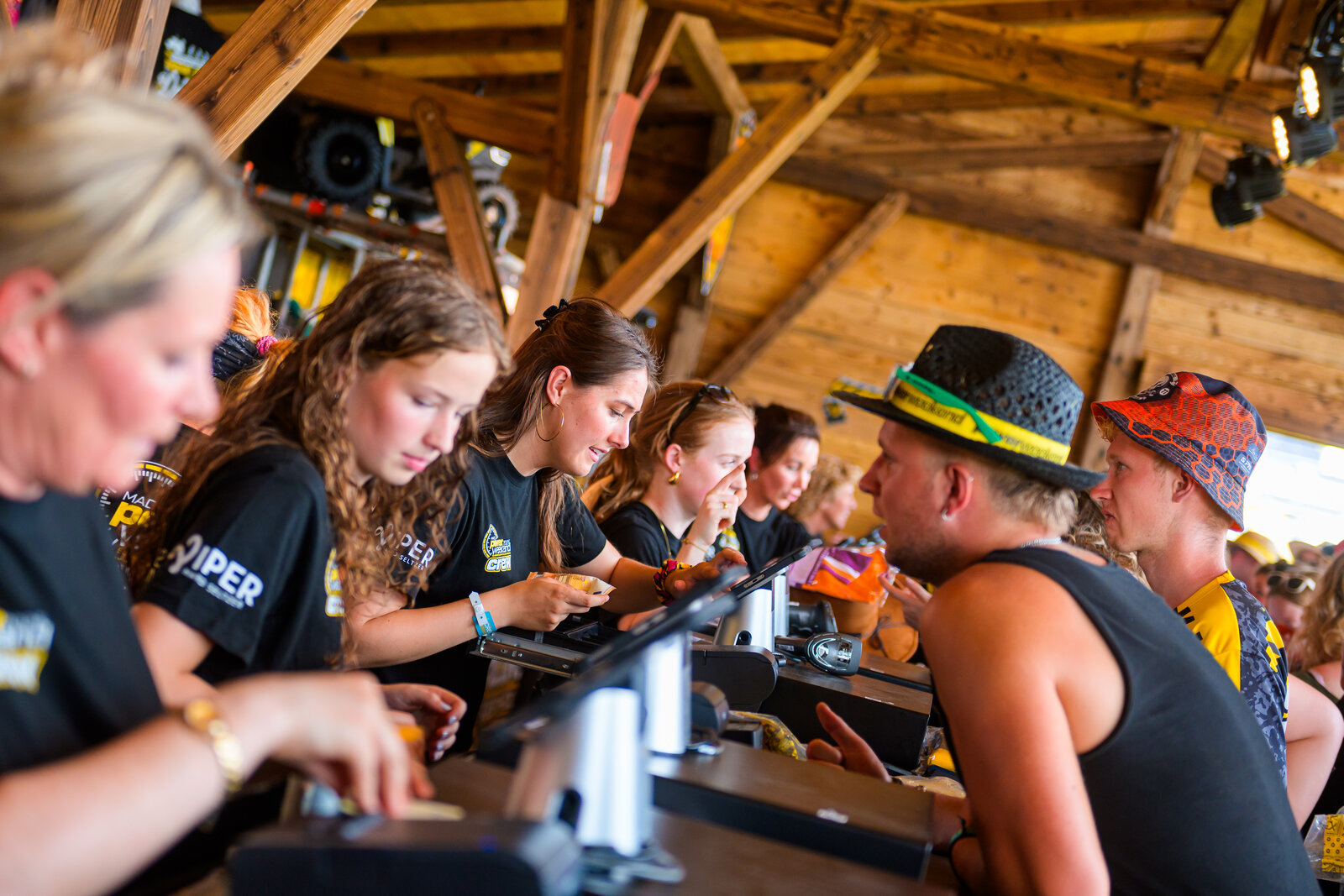 Bezoekers in de merchandise-store tijdens het evenement