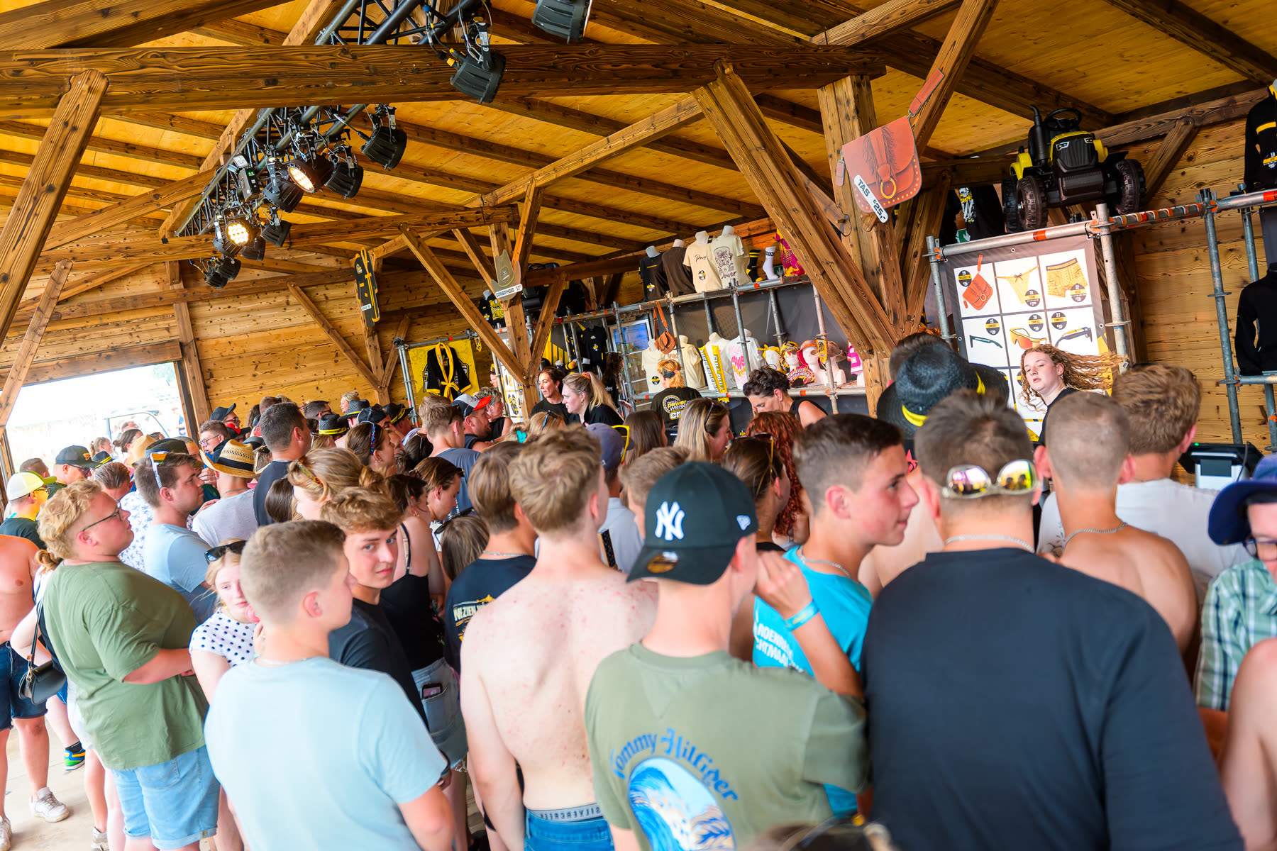 Bezoekers in de merchandise-store tijdens het evenement
